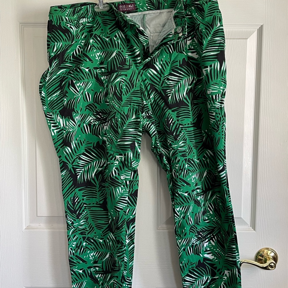 Roz & Ali Green Ankle Cropped Pants with Tropical Print